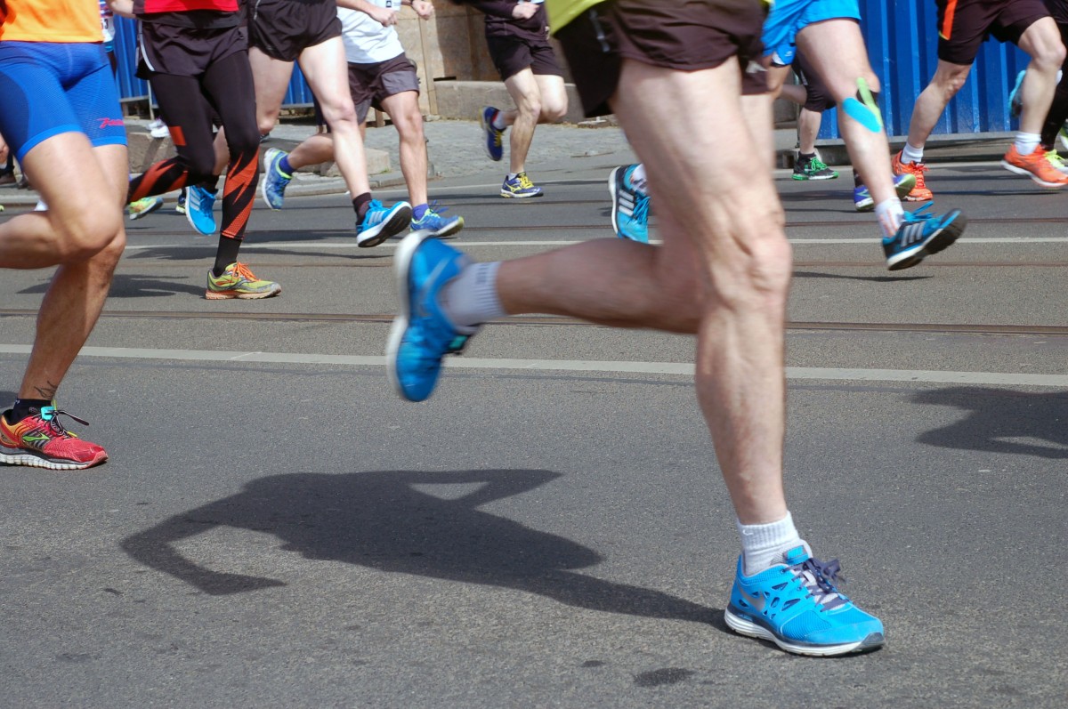 podisti durante una maratona