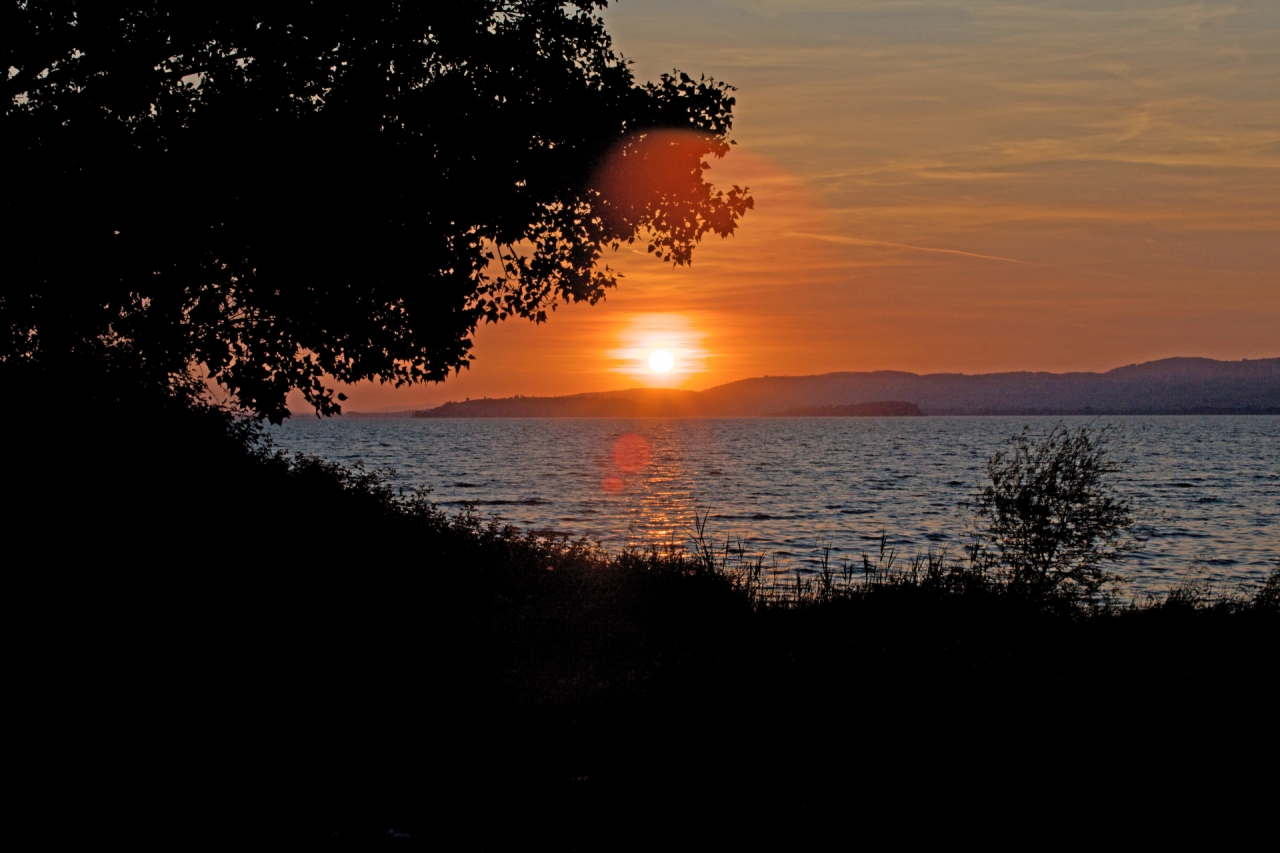 Uno scorcio del lago Trasimeno al tramonto