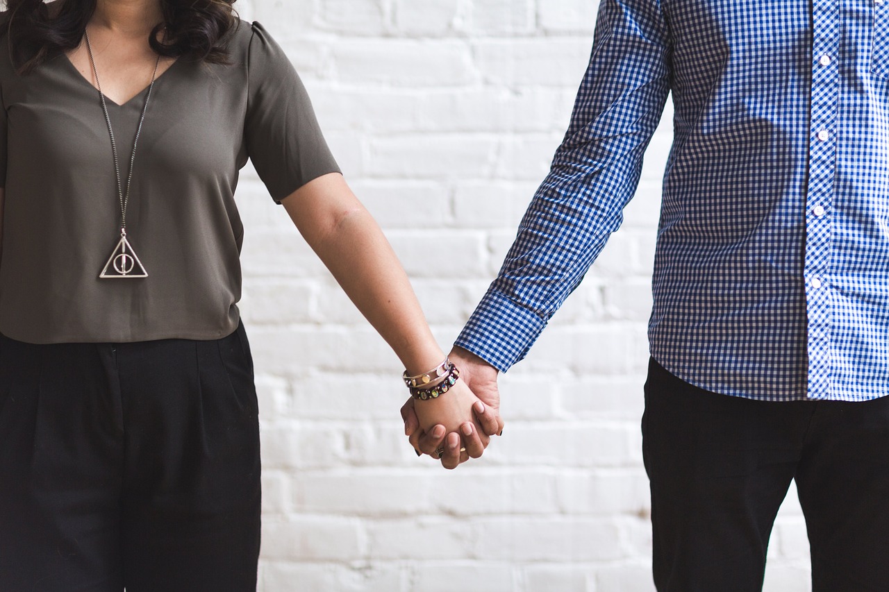 un uomo e una donna mano nella mano