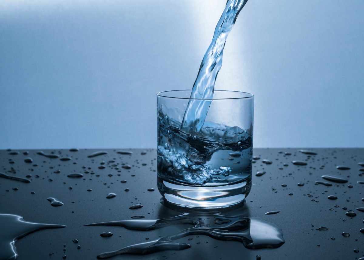 acqua in un bicchiere