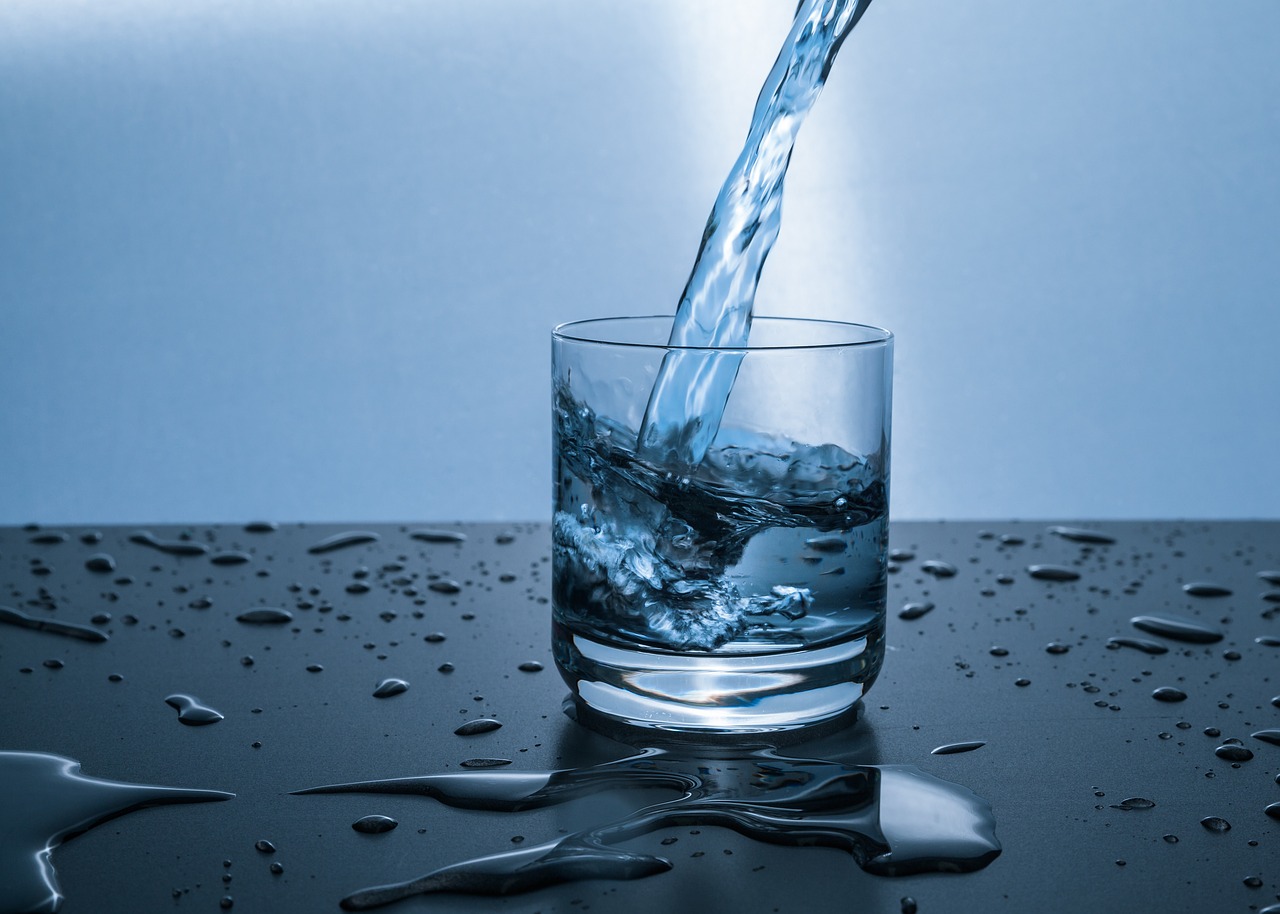 acqua in un bicchiere