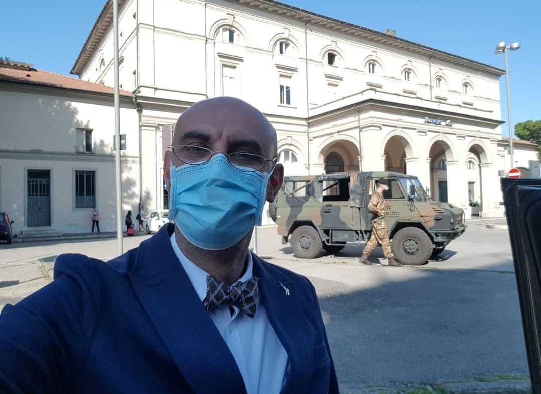 Il selfie del senatore Simone Pillone davanti alla stazione di Fontivegge presidiata dall'esercito