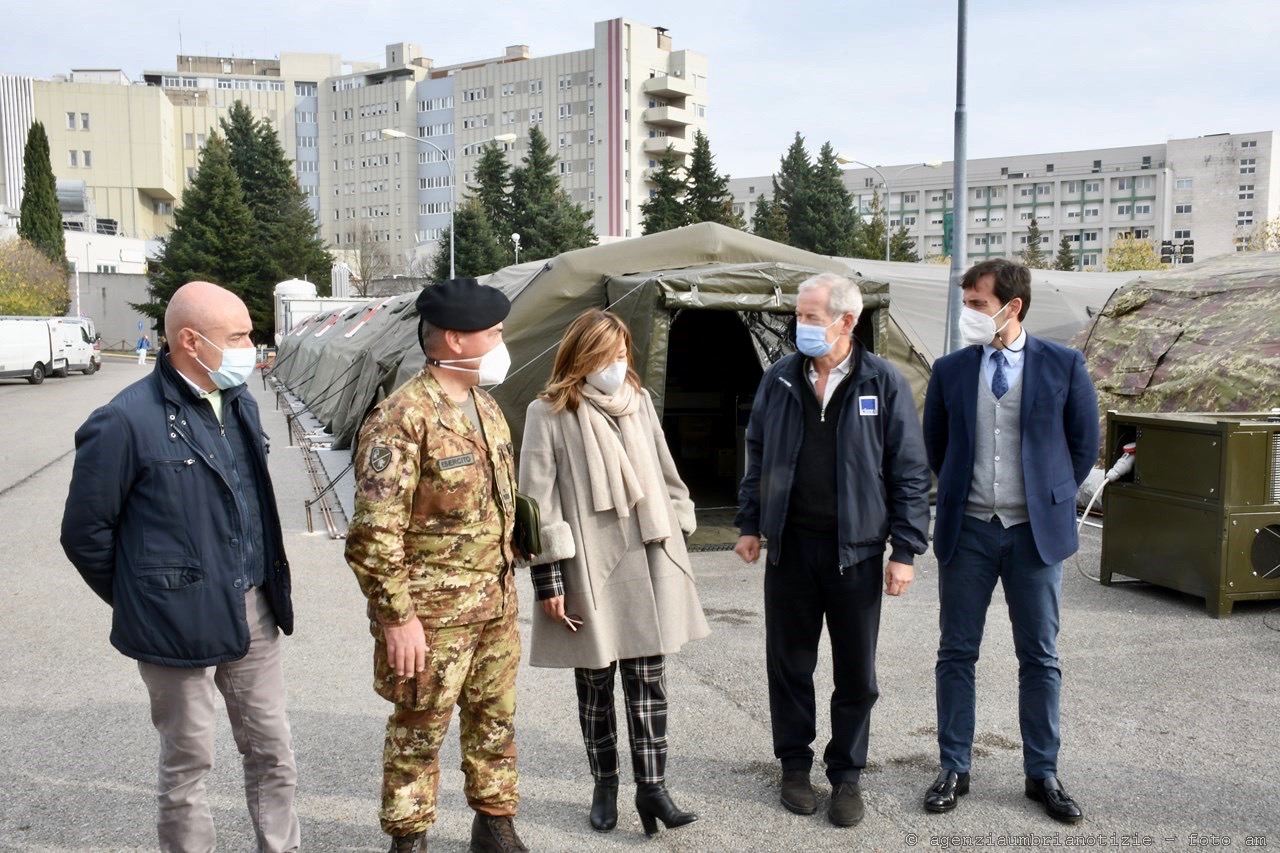 Bertolaso e Tesei in visita all'ospedale da campo di Perugia