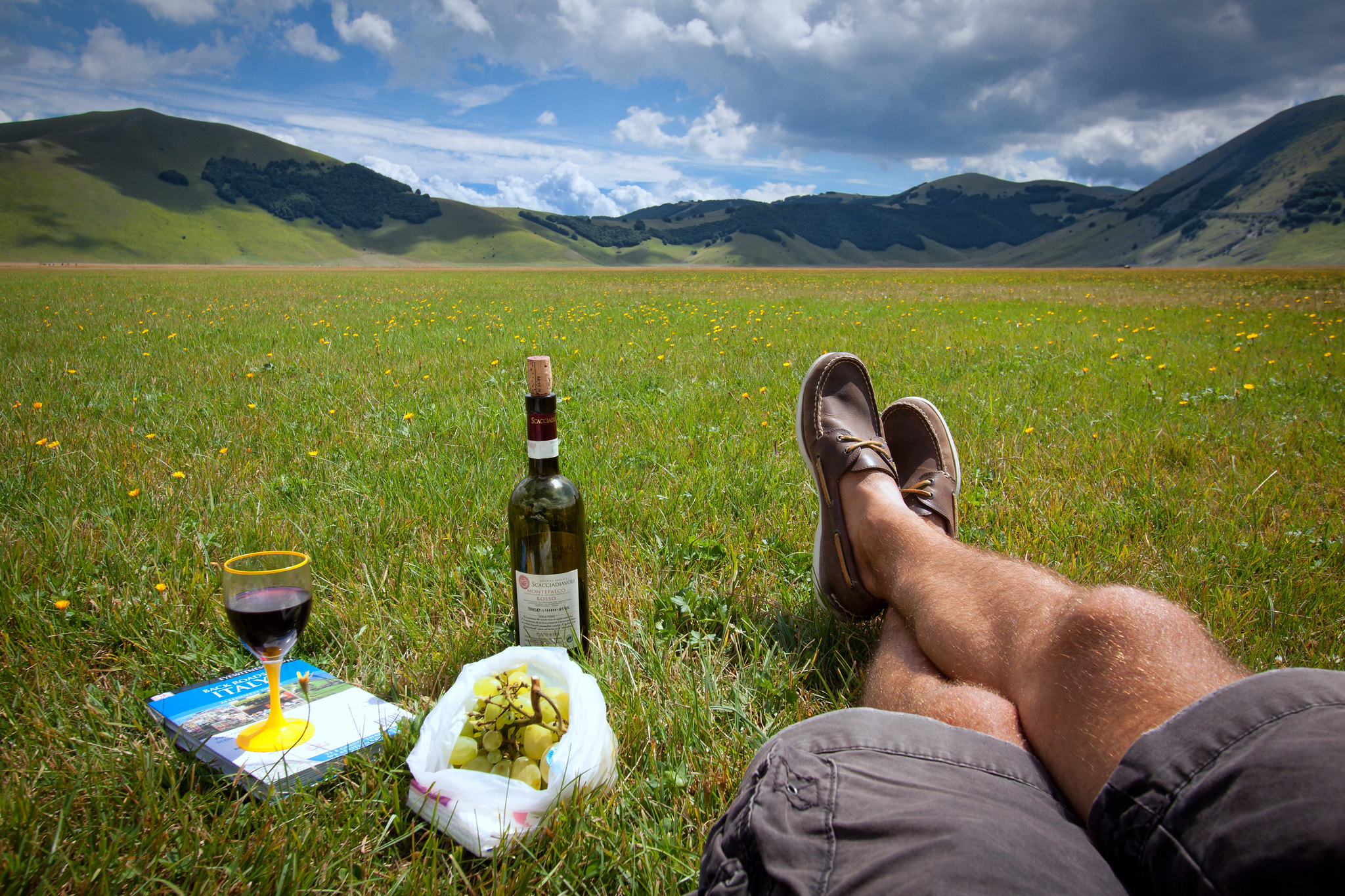 Un picnic sul prato a Castelluccio di Norcia