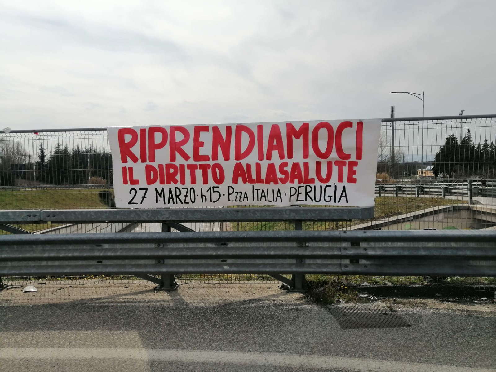 Uno striscione di Perugia solidale per una manifestazione