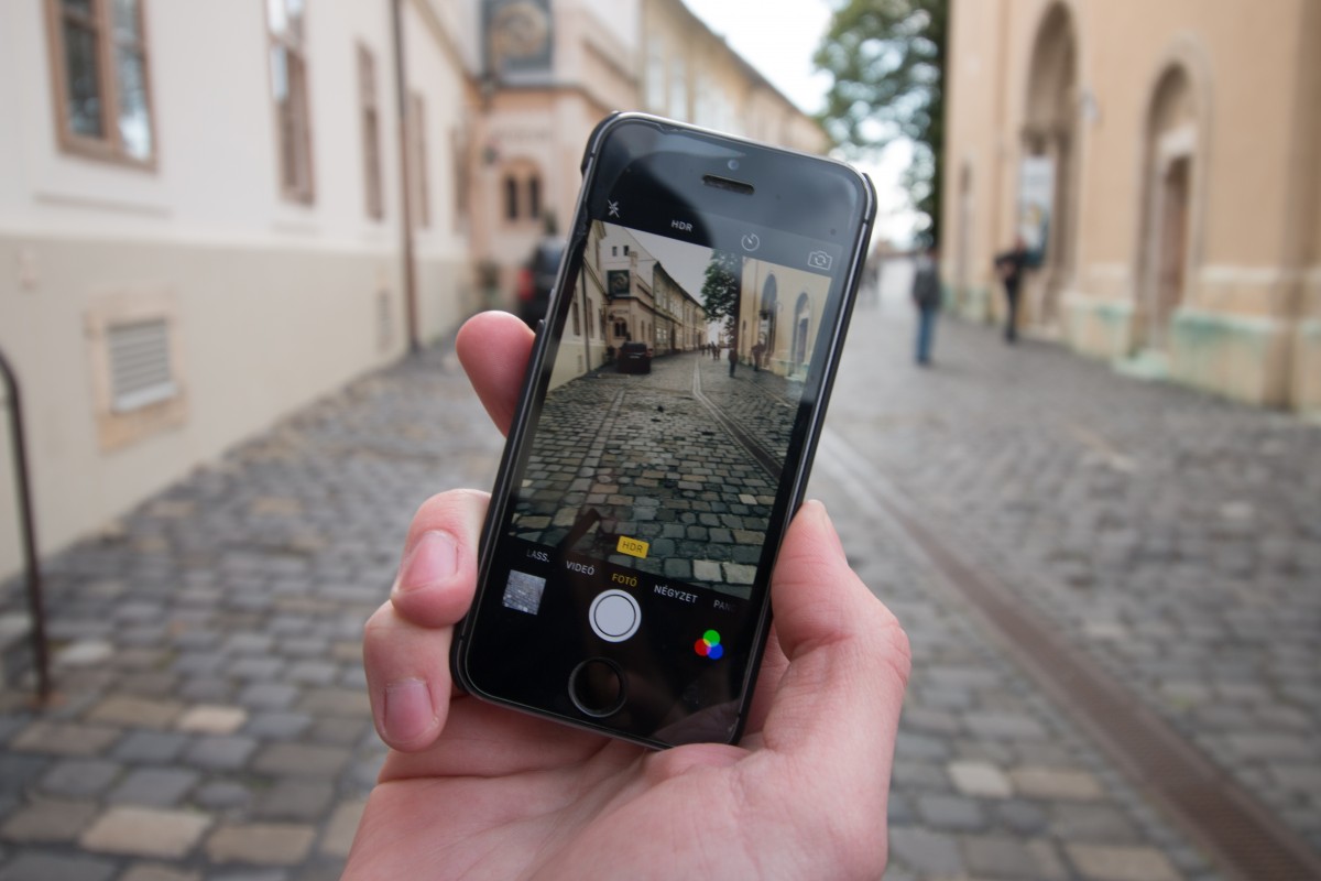 Foto con telefonino in città