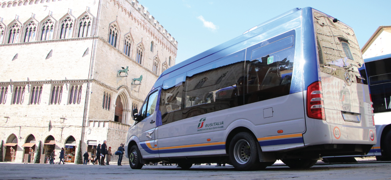 Un autobus di Busitalia in piazza IV Novembre