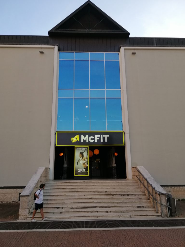 L'ingresso della palestra Mc Fit in piazza del Bacio a Perugia