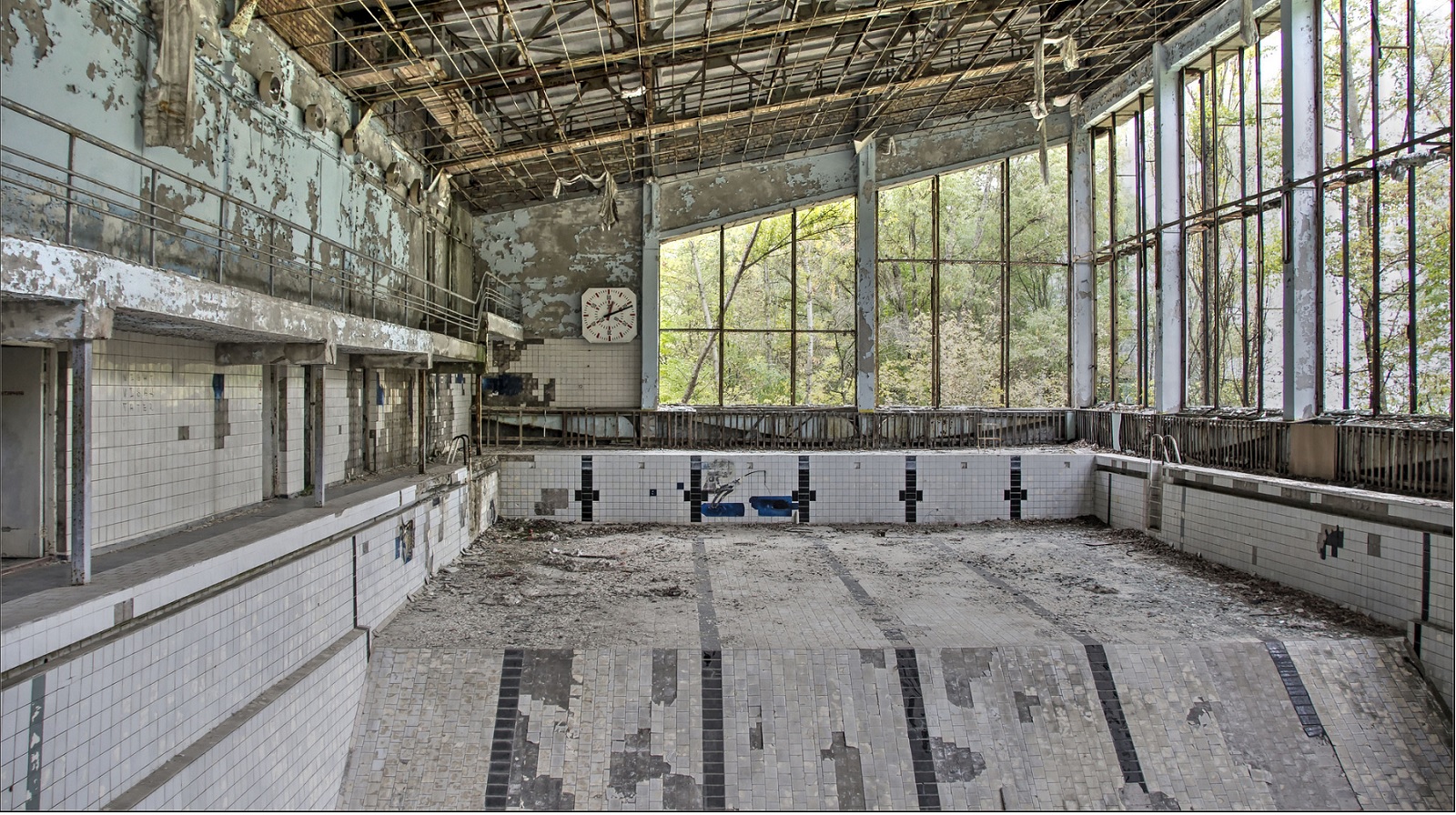 Una piscina abbandonata nella città di Pripyat, in Ucraina