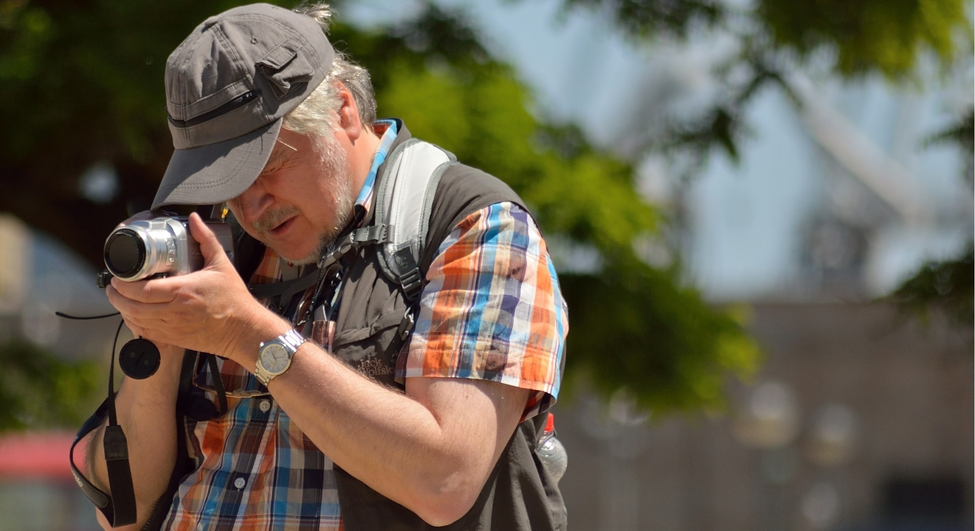 Turista mentre scatta una foto