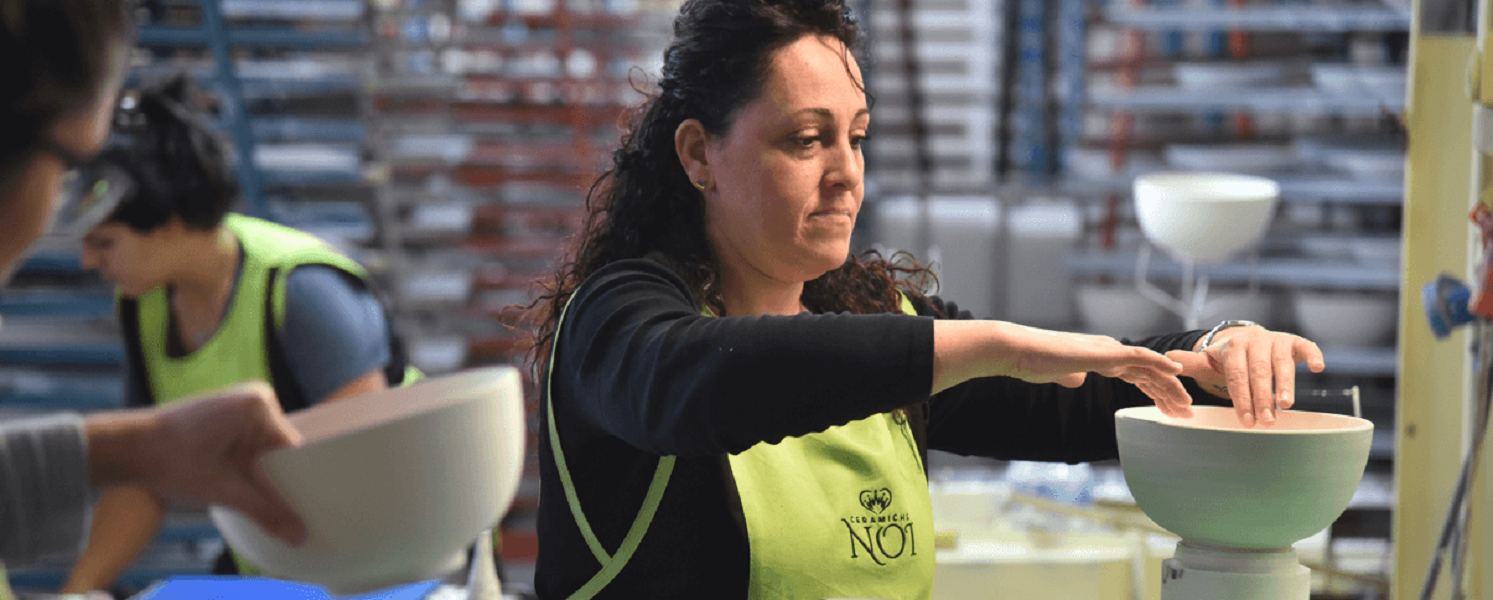 Una lavoratrice di "Ceramoiche Noi", fabbrica di Città di Castello