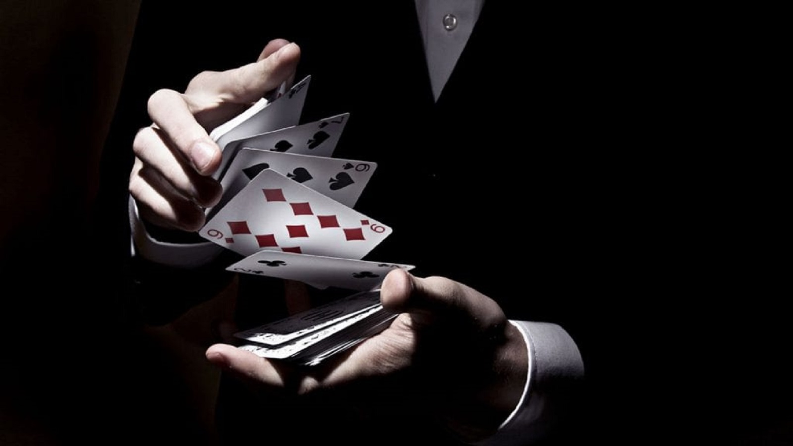 Un mazzo di carte in mano a un illusionista