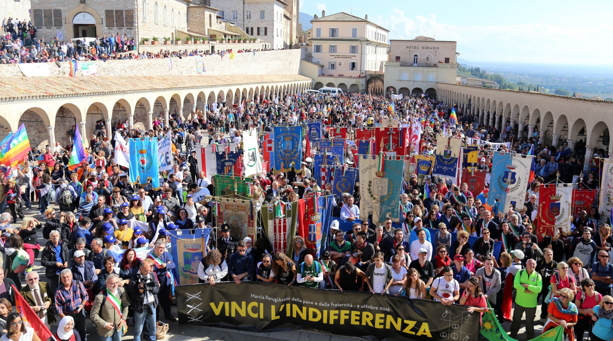 Il passaggio della marcia per la pace del 9 ottobre 2016 in piazza San Francesco, ad assisi