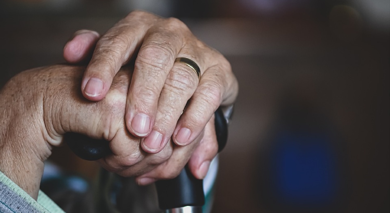 Le mani di una persona anziana