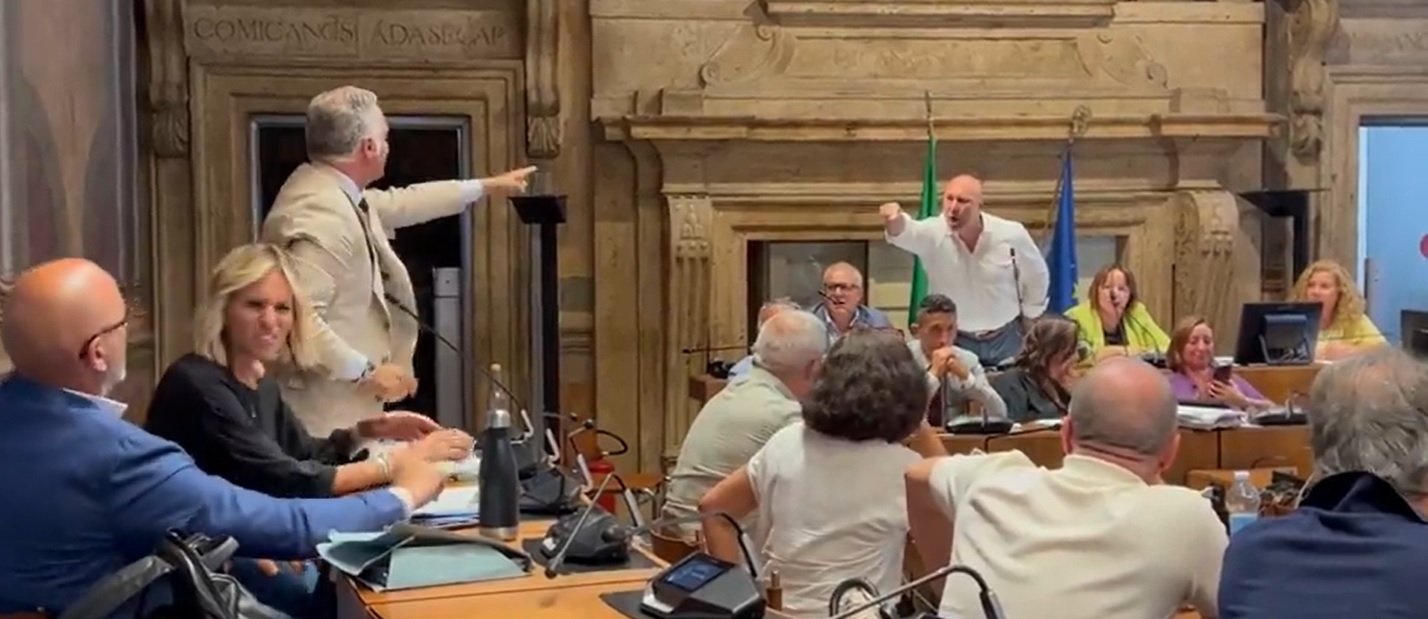 Un fermo immagine di Radio Tele Galileo del consiglio comunale con la rissa tra Cecconi e Bandecchi