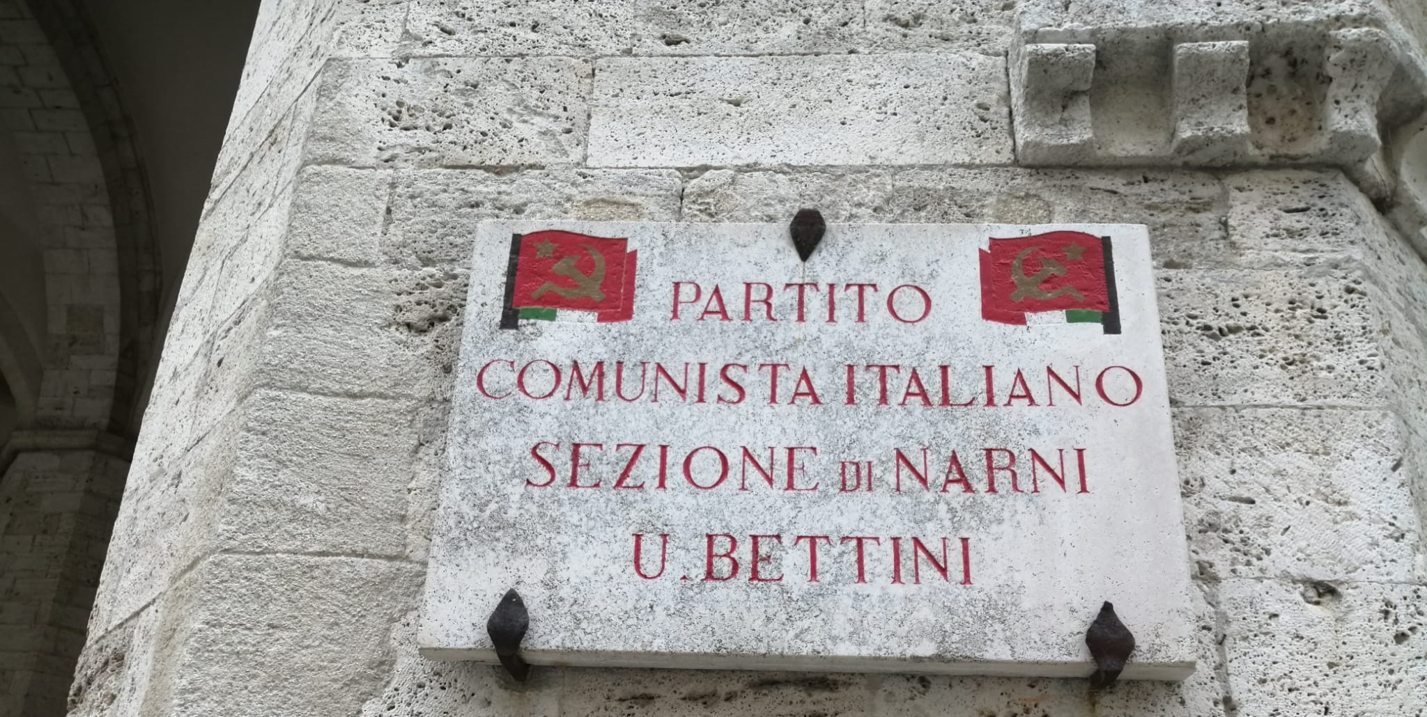 La targa del Pci a Narni restaurata dalla Fondazione Pietro Conti