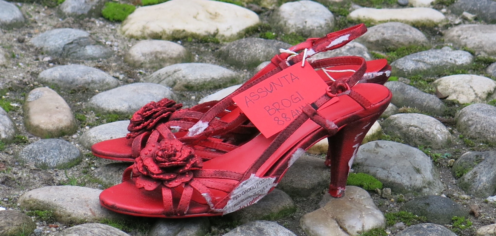 Un paio di scarpe rosse in occasione della Giornata internazionale per l'eliminazione della violenza contro le donne
