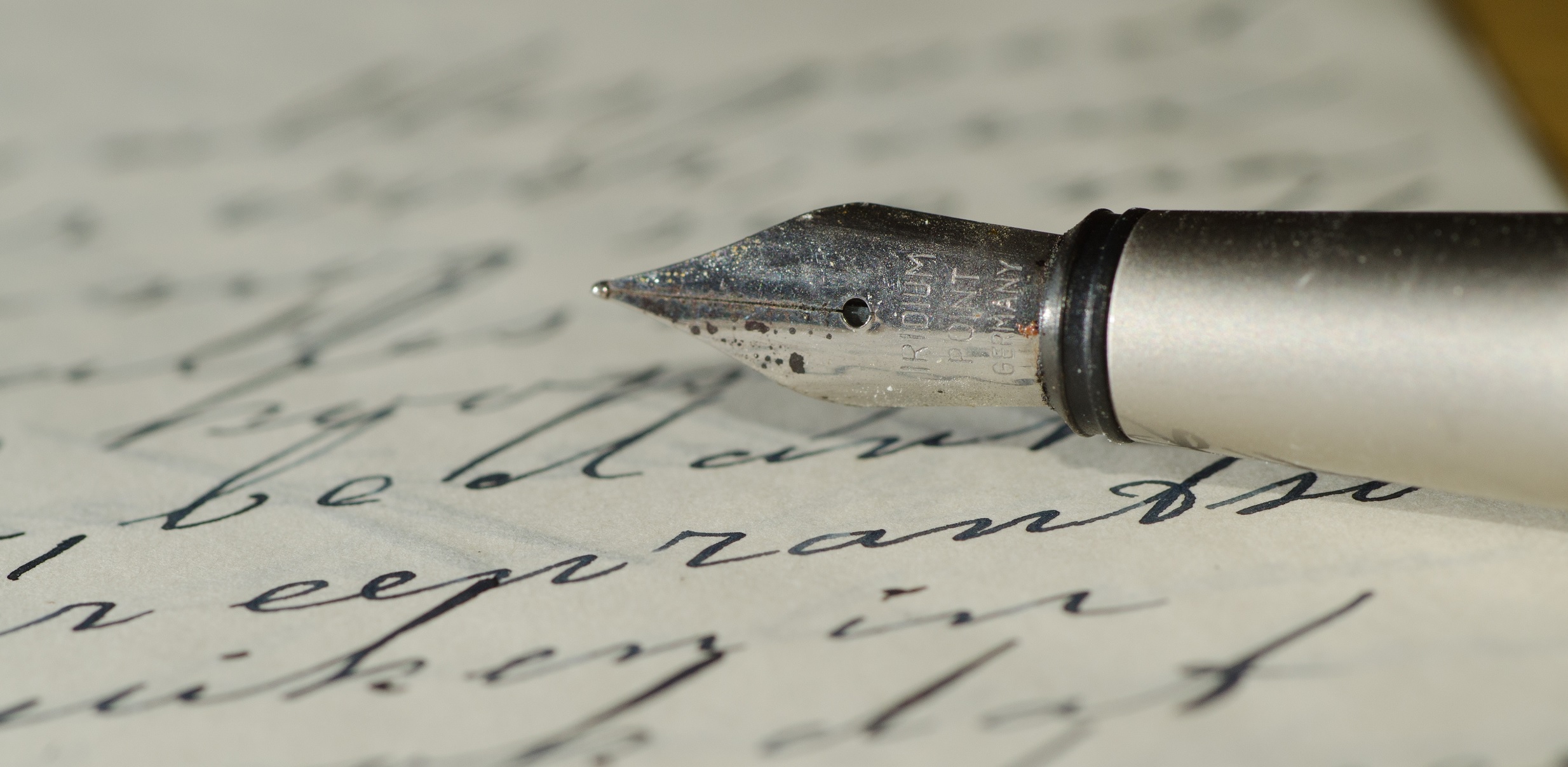 Un foglio e una penna a mo di lettera