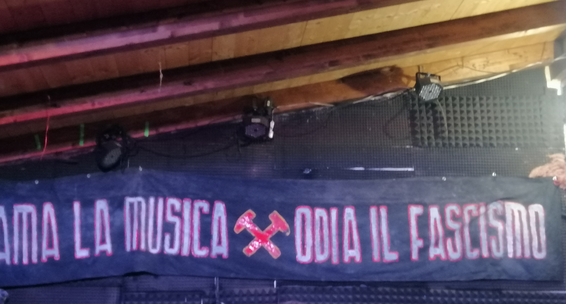 Lo striscione sopra il palco del centro sociale "Germinal Cimarelli" di Terni