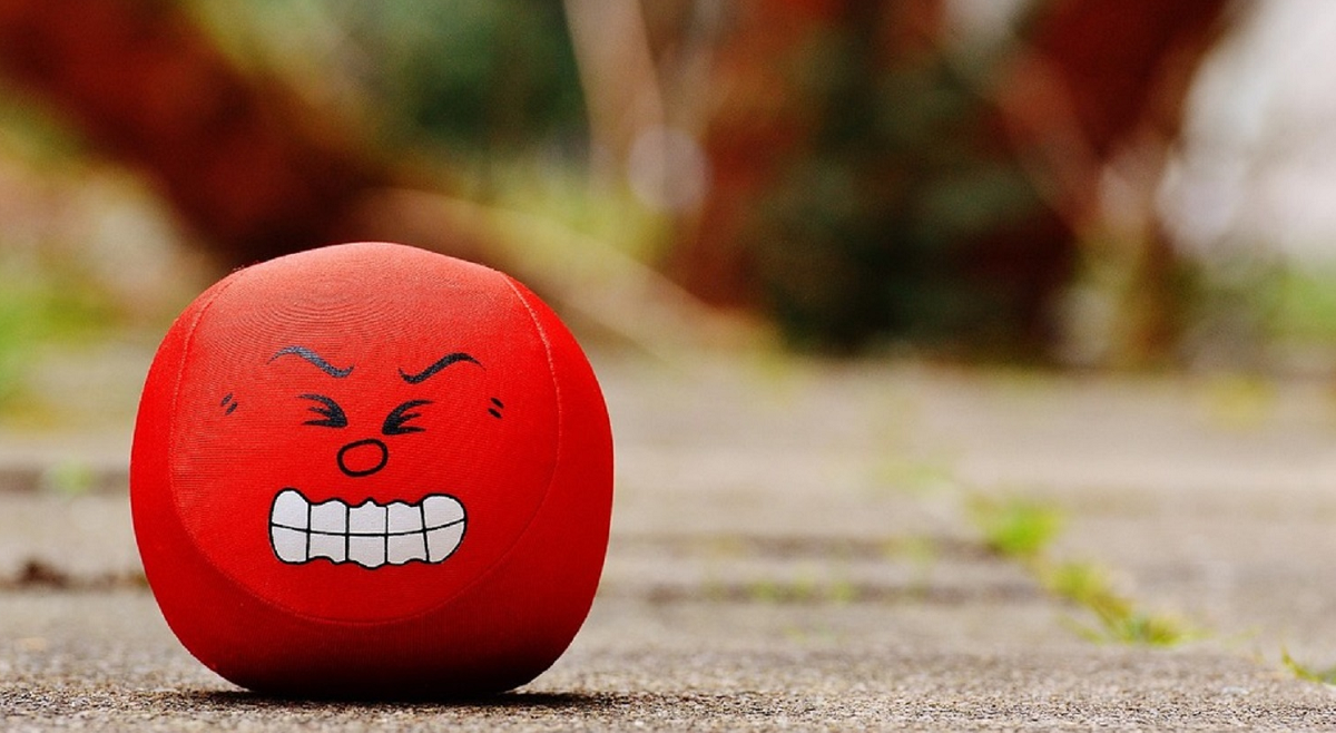 Una pallina rossa raffigurante uno smiley che esprime rabbia